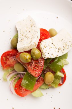 Taze sebzeli Yunan salatası