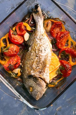 Pişmemiş kılıçbalığı veya levrek 