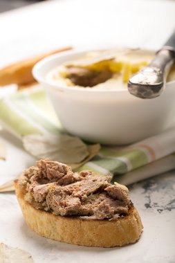 İnek karaciğer pate ile baharat 