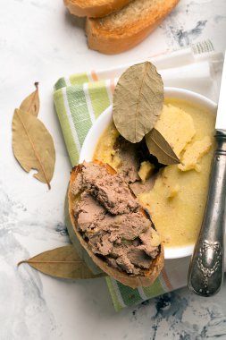 İnek karaciğer pate ile baharat 