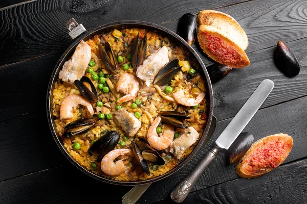 Traditionele vis paella in de pan — Stockfoto