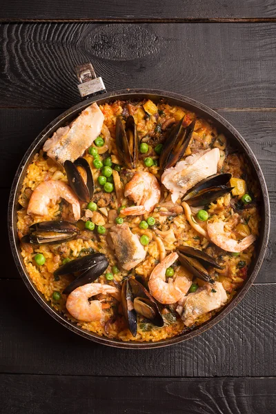 Paella tradicional de frutos do mar na panela — Fotografia de Stock