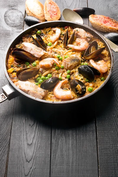 Paella traditionnelle aux fruits de mer dans la poêle — Photo