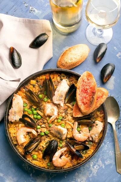 Paella traditionnelle aux fruits de mer dans la poêle — Photo