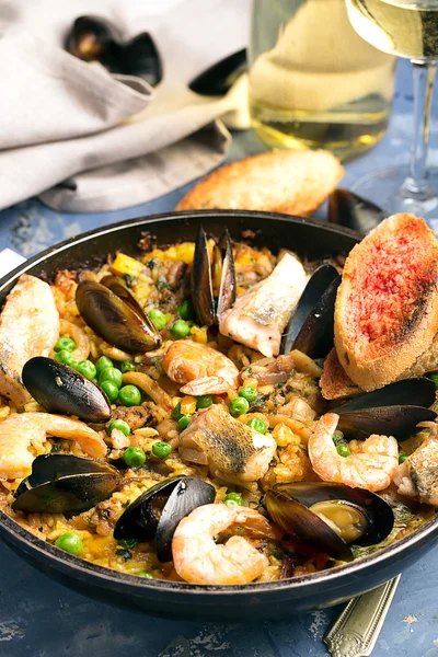 Paella tradicional de frutos do mar na panela — Fotografia de Stock
