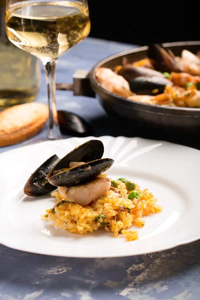 Paella traditionnelle aux fruits de mer dans la poêle — Photo