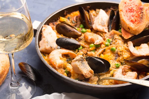 Paella tradicional de frutos do mar na panela — Fotografia de Stock