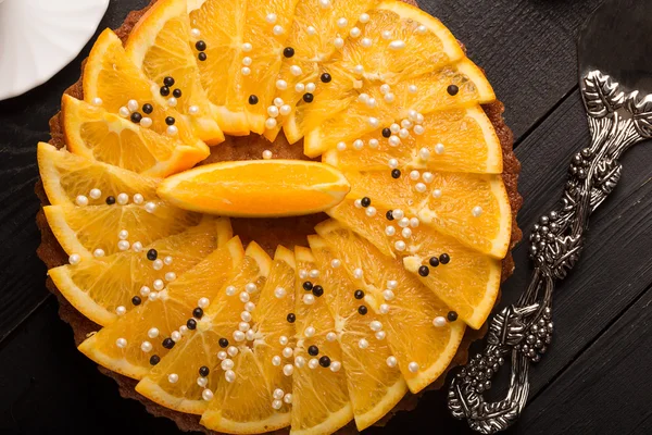 Lecker dekorierter Orangenkuchen — Stockfoto