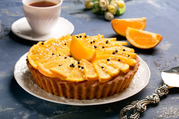 Lecker dekorierter Orangenkuchen — Stockfoto