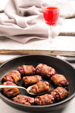 Zengin snack pastırma ve ekmek peynir ile doldurulmuş 