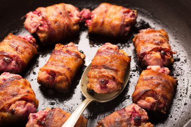 Zengin snack pastırma ve ekmek peynir ile doldurulmuş 