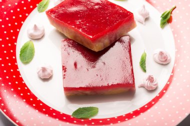 Kızılcık hazırlanan reçel (jöle) ile ufalanan pasta