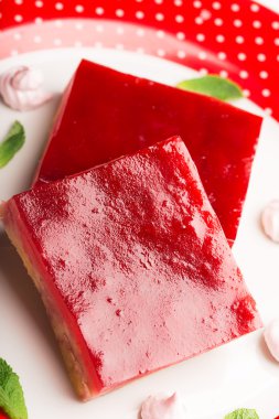 Kızılcık hazırlanan reçel (jöle) ile ufalanan pasta