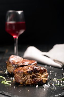 Karanlık yüzeyinde ızgara biftek et (mignon)
