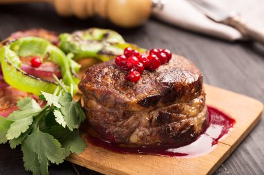 Ahşap yüzeyde ızgara biftek et