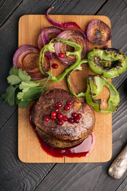 Ahşap yüzeyde ızgara biftek et