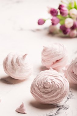 Masa lambası üzerinde lezzetli beze