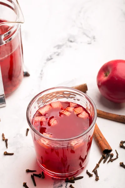 Vinho quente e quente preparado com frutas — Fotografia de Stock