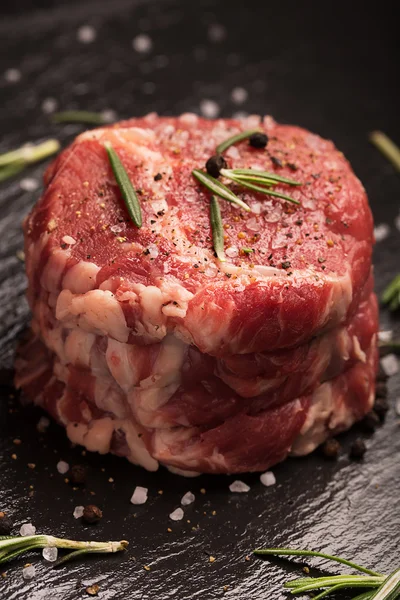 Gegrilltes Steakfleisch auf dunkler Oberfläche — Stockfoto