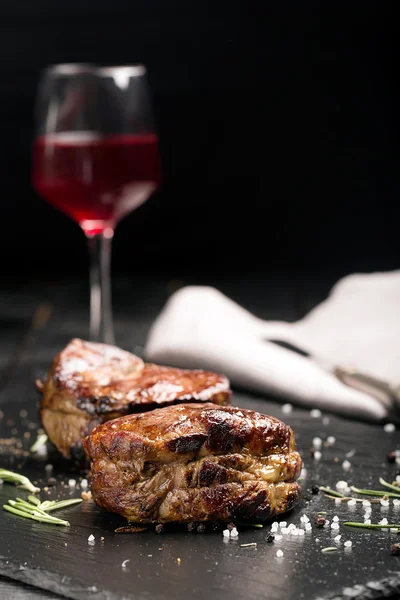 Carne de bife grelhada (mignon) na superfície escura — Fotografia de Stock