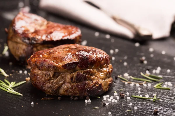 Carne de bife grelhada (mignon) na superfície escura — Fotografia de Stock