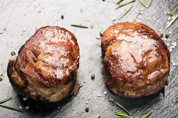 Gegrilltes Steakfleisch (Mignon) auf dunkler Oberfläche — Stockfoto