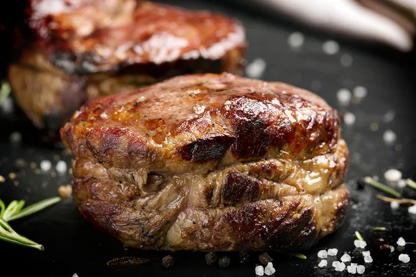 Carne de bife grelhada (mignon) na superfície escura — Fotografia de Stock