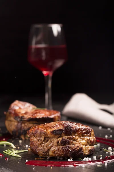 Viande de steak grillée (mignon) sur la surface sombre — Photo