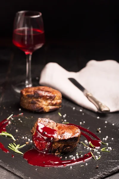 Gegrilde steak vlees (mignon) op het donkere oppervlak — Stockfoto