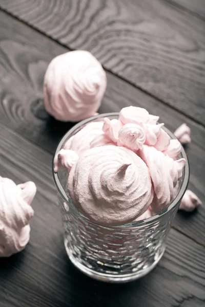 Délicieuse meringue sur la table noire — Photo