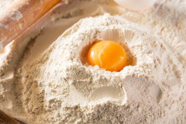 Yumurta ve un ahşap bir masa üzerinde