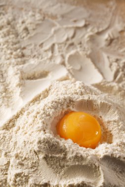 Yumurta ve un ahşap bir masa üzerinde 