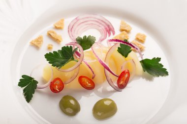 Patates salatası kırmızı soğan ile