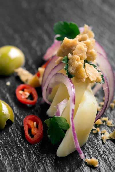 Salada de batata com cebola vermelha — Fotografia de Stock