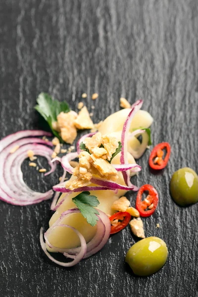 Salada de batata com cebola vermelha — Fotografia de Stock