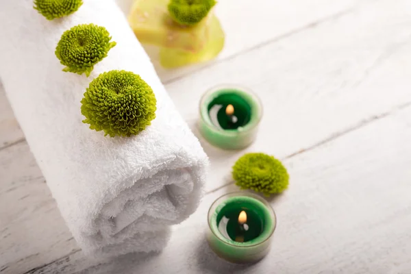 Spa Stilleven met handdoek en kaarsen — Stockfoto