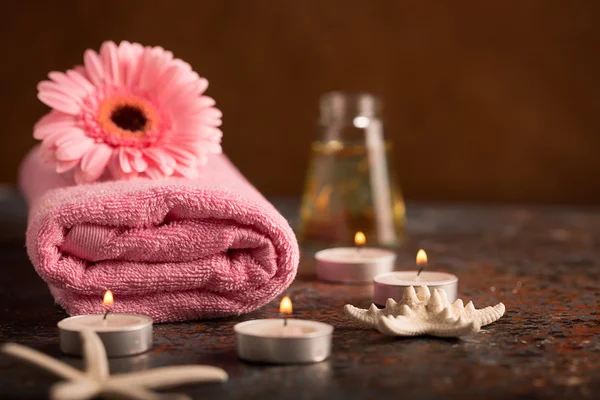 Wellness-Stillleben mit Handtuch, Kerzen und Gerberas — Stockfoto