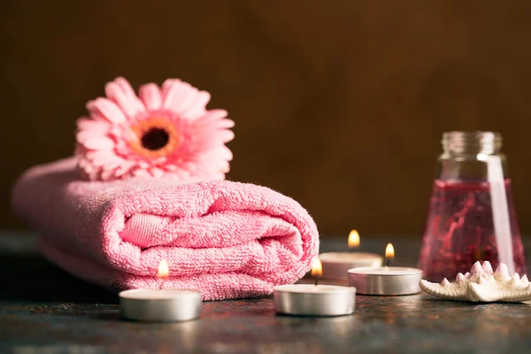 Spa csendélet, törölköző, gyertyák és Gerbera — Stock Fotó