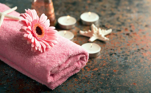 Spa Stilleven met handdoek, kaarsen en gerbera 's — Stockfoto