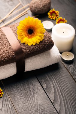 Havlularla dolu bir spa.