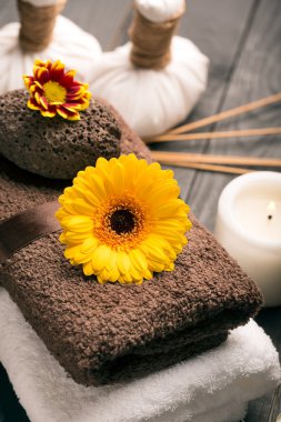 Havlularla dolu bir spa.