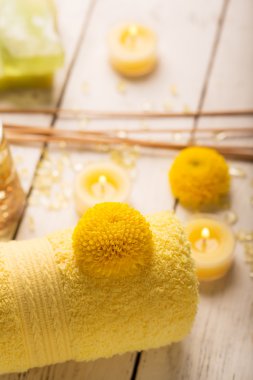 Spa natürmort havlu, mumlar ve çiçekler