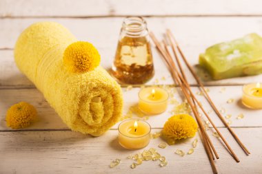 Spa natürmort havlu, mumlar ve çiçekler
