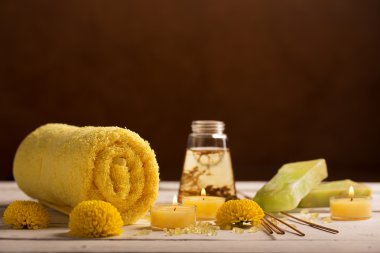 Spa natürmort havlu, mumlar ve çiçekler