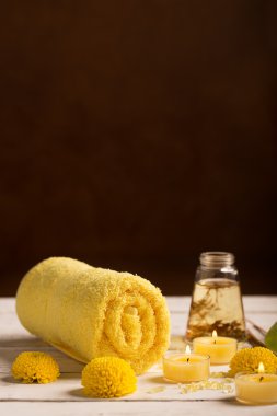 Spa natürmort havlu, mumlar ve çiçekler