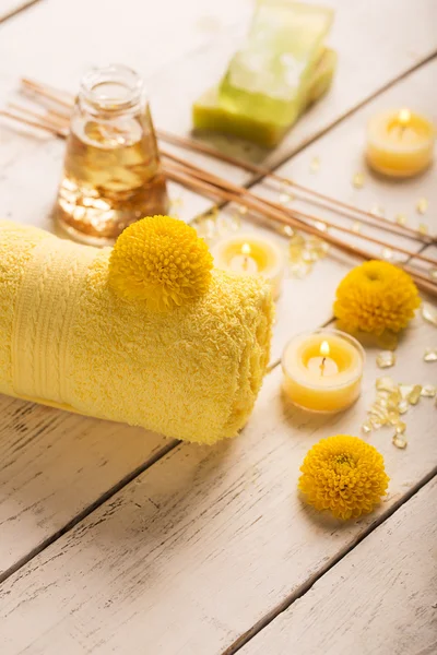 Spa natürmort havlu, mumlar ve çiçekler