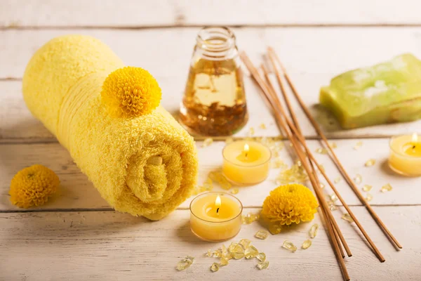 Spa natürmort havlu, mumlar ve çiçekler