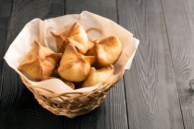 Pişmiş samosa hamur hazırlanan