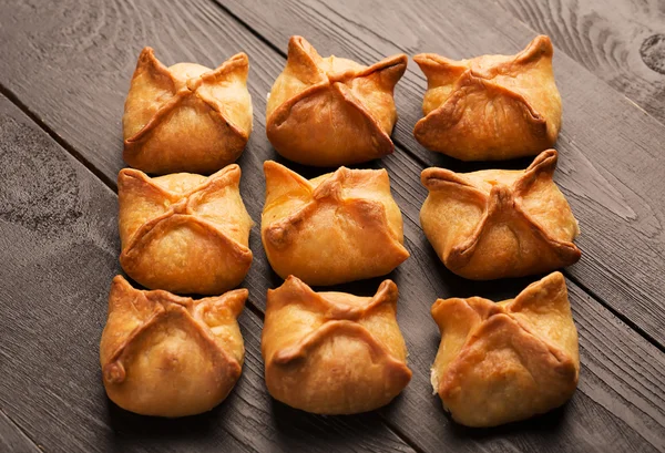 Samosa assada preparada a partir de massa — Fotografia de Stock