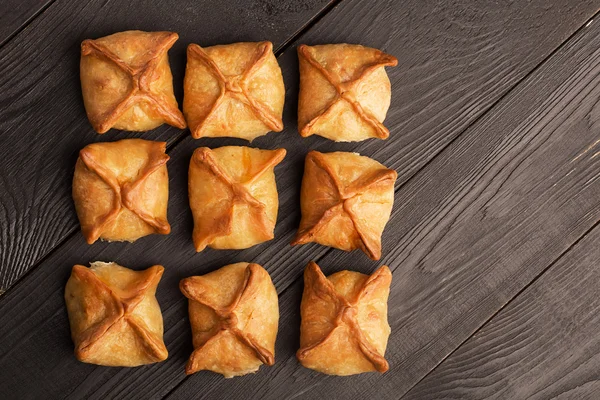 구운된 samosa 반죽에서 준비 — 스톡 사진